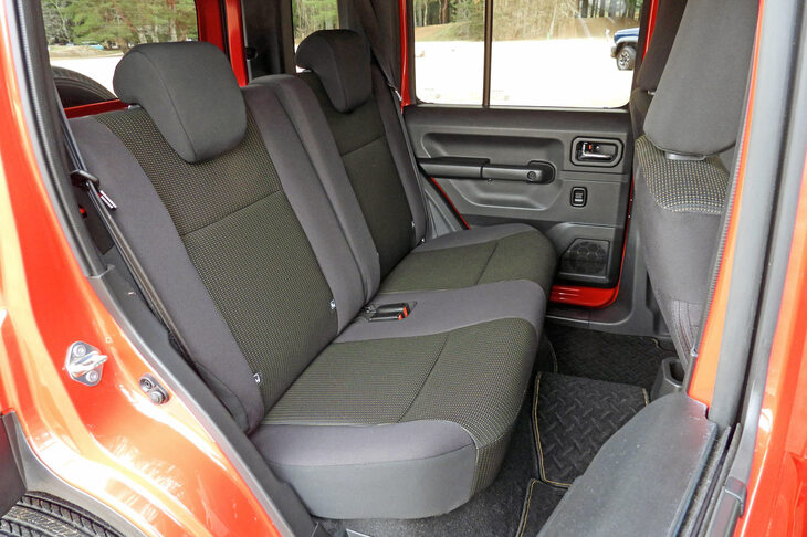 リアシートの背もたれは2段階で角度調整ができる。