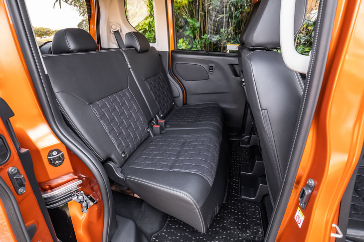 「デリカミニTプレミアム」のリアシートを最も前方にスライドさせた様子。