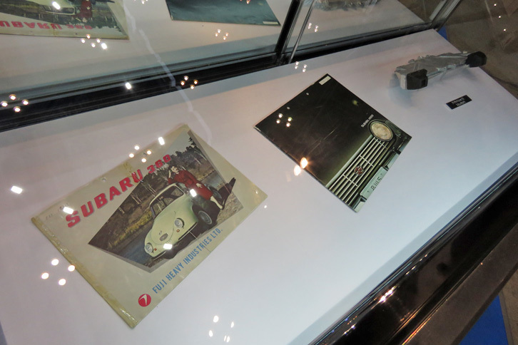 「スバル360」と「スバル1000」のカタログおよび、運転支援システム「アイサイト」のステレオカメラ。