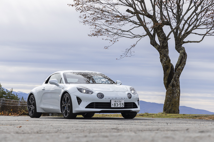 「A110アニバーサリー」は新たなスタンダードグレードとして25台限定で導入された。最もソフトな足まわりの「アルピーヌシャシー」に最高出力252PSの1.8リッター4気筒ターボエンジンをミドシップする。