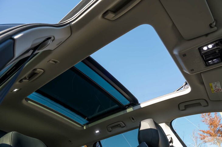 開放的な電動パノラマスライディングルーフは、Harman/Kardonのプレミアムサウンドシステムとセットで、「ラグジュアリーパッケージ」としてオプション設定。ただし、「eHybrid」では電動パノラマスライディングルーフ単体で用意される。要は、eHybridではプレミアムサウンドシステムは選べないので注意が必要だ。