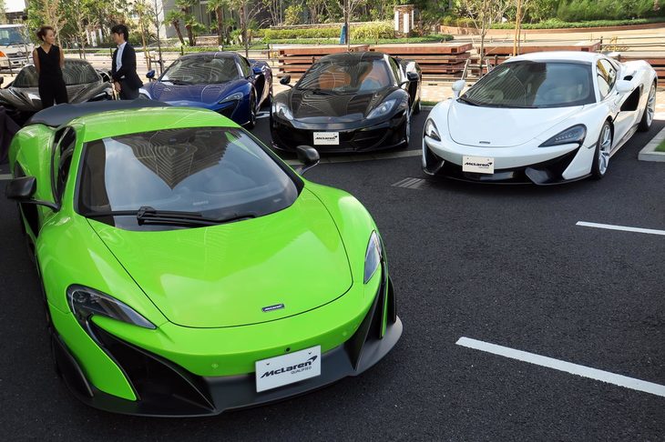 敷地内に並べられたマクラーレンの認定中古車。