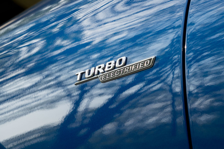左右のフロントフェンダーには「TURBO ELECTRIFIED」のエンブレムが貼られている。