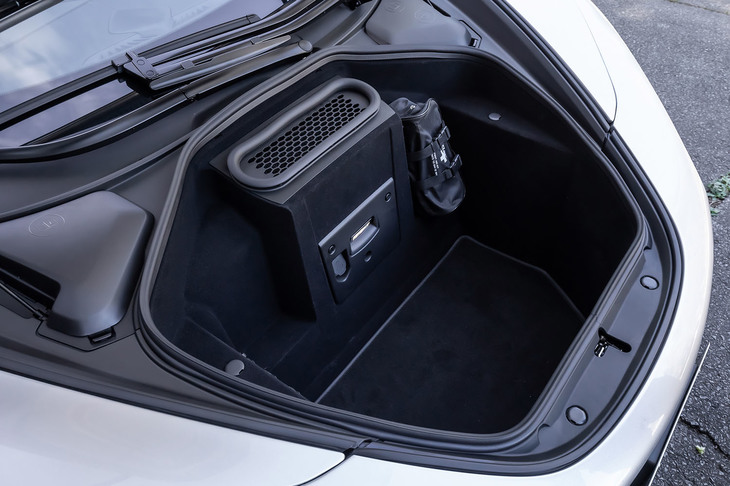 フロントの荷室（写真）は、150リッターの容量が確保されている。さらにルーフを上げた状態では、キャビン後方のトノカバー下に58リッターのスペースが生まれる。