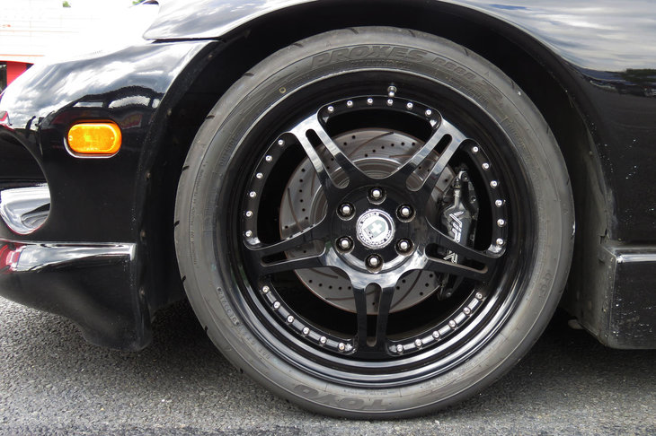 タイヤに詳しい御仁いわく、「トーヨーの製品は、サーキット用タイヤとしてはサイドウォールが柔らかめ」とのこと。それもあってか、公道でも乗り心地は意外にソフトだった。