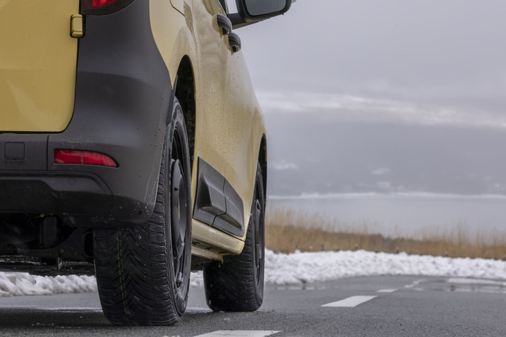 「カングー」に装着したのは純正装着タイヤと同じ205/60の16インチ。「ホンダN-BOX」などに対応する14インチから「メルセデス・ベンツCクラス」や「BMW 3シリーズ」などの18インチまでサイズを幅広く取りそろえている。