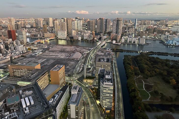 カレッタ汐留のスカイレストラン階から。朝日新聞社の向こうの築地市場は、跡形もなく消えていた。