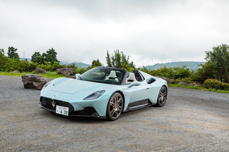 特別色「アクアマリーナ」をまといカーボンパーツをフル装備、電動の快適装備も満載した「プリマセリエ ローンチ エディション」の価格は4438万円。素のモデル（3385万円）に対して1053万円高となっている。