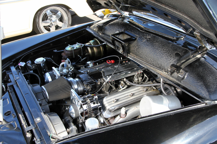 RS31のボンネットの下には、1.9リッター直4 OHVの3R型の代わりにGMのLT1（5.7リッターV8）が収められていた。