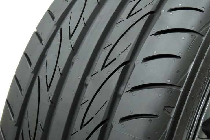 「アドバン フレバV701」のトレッド面。トレッドパターンはグリップ性能だけでなく、耐摩耗性や、摩耗後の静粛性にも配慮したデザインとなっている。