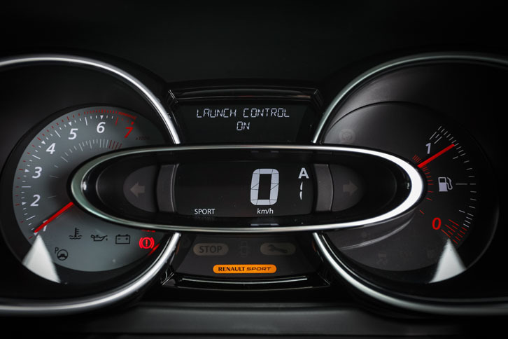 エンジン回転計とデジタル表示の速度計、そして燃料計と、3つのリングで構成されるメーターパネル。