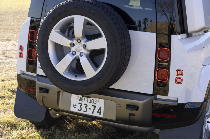 20インチ“スタイル5098”ホイールは8万2000円（スペアも含めた5本分）。サイズは19、20、22インチが設定されており、デザインも多彩だ。