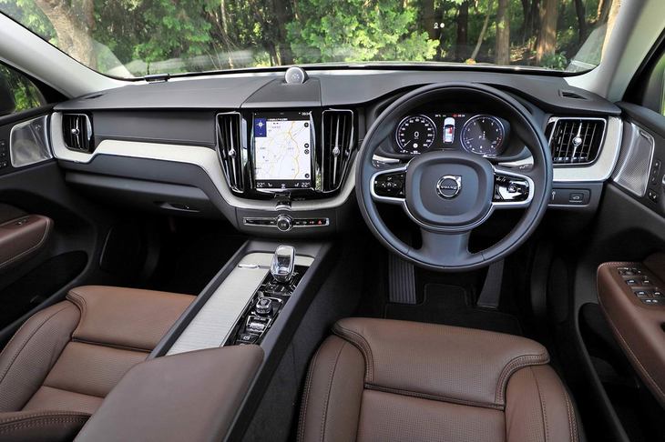 試乗車のグレードは、上質な内装と充実した装備が特徴の「インスクリプション」。流木を模したという白い装飾パネルが目を引く。