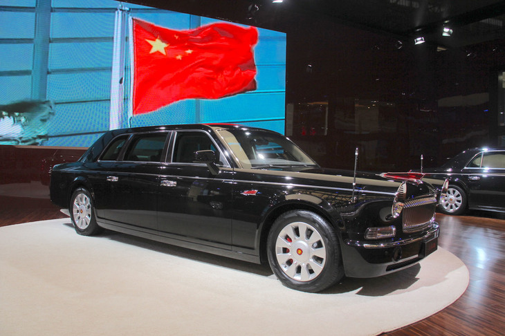 「紅旗L9」。ルーフラインを含むサイドビューは、明らかに「ロールス・ロイス・ファントム」の影響を受けている。ちなみにブレーキキャリパーも赤である。2013年4月の上海ショーで。
