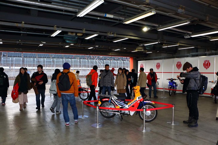 「スーパーカブ」のワンメイクレース「Cub Mix MATCH」の参戦車も展示。オン／オフロードの舞台で活躍するライダーたちが、カテゴリーの枠を超えて挑む“静かなバトル”（ノーマル車なので）は、見ごたえたっぷり。スピードも低いため、走行中のライダーの姿がしっかりと見られるのも魅力だ。