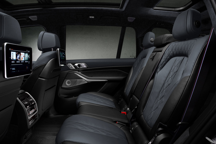 ナイトブルー色のヘッドライナー部分には、スエード調素材のアルカンターラが使用される。