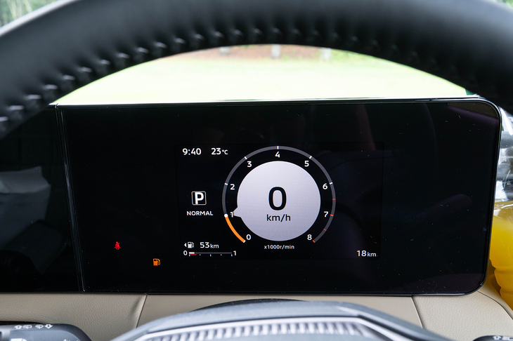 メーター用スクリーンのサイズは7インチ。解像度が高く、グラフィックもモダンでいい感じだ。