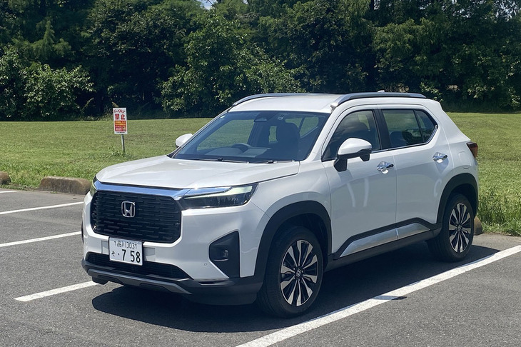 ホンダのコンパクトSUV「ヴェゼル」とほぼ同サイズながら、価格はエントリーグレードの「X」が209万8800円、最上級グレードの「Z＋」でも248万9300円と、リーズナブルに設定されている。ボディーカラーは写真の「プラチナホワイト・パール」や人気の「イルミナスレッド・メタリック」を含む全5色の展開。