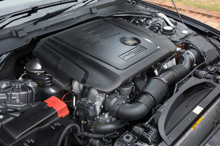 2リッター直4ディーゼルターボエンジンは、Eセグメントセダンの車体を過不足なく走らせられる力強さと、JC08モード計測で16.7km/リッターという燃費を実現している。