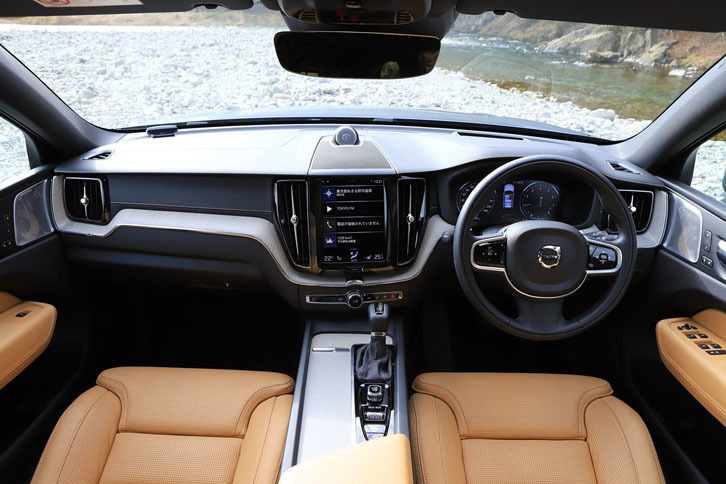 インテリアは、派手ではないけれど華やかさがあって、全体的に「趣味のいい人のクルマ」という印象。センターコンソールがドライバーの方を向いているのは独特ですね。