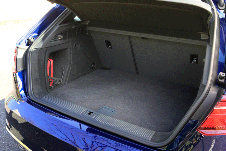 ラゲッジルームの仕様は「2.0 TFSIクワトロ」と同じ。5人乗車の状態で390リッターの容量が確保されている。（写真をクリックすると、シートの倒れる様子が見られます）