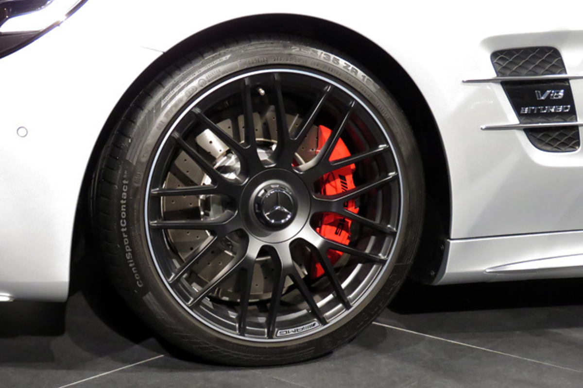 メルセデス・ベンツが「SL」に新しいフロントデザインを採用