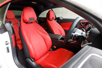 本革シートも「レザーエクスクルーシブパッケージ」によるもので、この鮮やかな赤の名称は「パワーレッド」。首元に温風を吹き出すエアスカーフが備わっている。