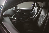 トヨタが「C-HR」の予防安全装備を強化　黒いアクセントが特徴の特別仕様車も発売の画像