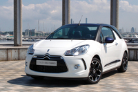 「シトロエンDS3カブリオ スポーツシック」を写真で紹介