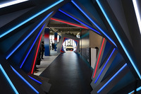 「M1」と「XM」の間にはイルミネーションで彩られたトンネルが設けられており、35年の時間の経過を演出している。