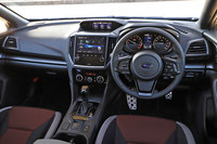 専用デザインのステアリングホイールやシート、各部に施されたレッドステッチ、STIロゴ入りのレッドメーターと、インテリアの仕様も他のグレードとは大きく異なる。