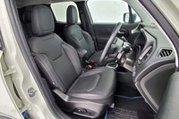 「レネゲード リミテッド4xe」のレザーシート。「トレイルホーク」グレードのシート表皮はファブリックとなる。