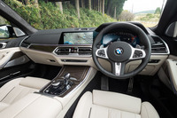 インテリアコーディネートのバリエーションの豊富さは、プラミアムブランドならでは。試乗車では、シート表皮にはアイボリーホワイトのエクステンドレザーメリノが、装飾パネルにはアッシュグレインブラウンファインウッドトリムが用いられていた。