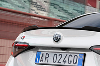 「アルファ・ロメオ・ジュリア」の限定車「ヴェローチェ モノクローム エディション」が登場の画像