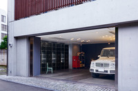 このアングルで見ると、収納家具がガレージの備え付けかのようだ。大きさや形を自由自在に可変できることがUSMハラーの特徴。