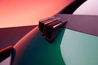 初代「トゥインゴ」の3連エアインテークをモチーフとしたダクト風のデザインを「トゥインゴ レジェンド」のボンネットに採用。ダクトの正面内部に「92％」との表示が確認できる。