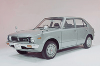 「CVCC」エンジンを搭載した「シビック」は、1973年12月13日に発売された。写真は量産第1号車の「CVCC DX」。