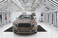 2018年夏のクルー工場取材より、「ミュルザンヌ」のフィニッシュ工程の様子。（著者撮影）