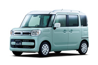 2位に入った「スズキ・スペーシア」。2015年の軽自動車税増税で、一時約170万台まで落ち込んだ軽自動車の年間販売だが、その後は徐々に持ち返し、2018年度は192万2997台となった。