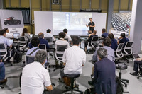 2023年6月にチューリングが千葉・柏の自社工場で行った、報道関係者向けとなる発表イベントの様子。