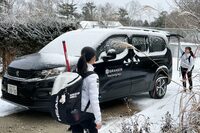 「シンクロウェザー」を装着した「リフター」に荷物を積み込む、グランディールの選手たち。この時期、リフターは神戸氏の3拠点間の移動や、八ヶ岳と河口湖・軽井沢の練習場の往復に駆り出される。