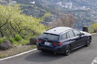 リアコンビランプは細められたうえによりフラットに配置された。マフラーエンドの径は拡大された。