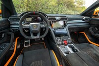 アルカンターラを主体とした「ペルフォルマンテトリム」が新たに採用されている。ランボルギーニらしからぬゆったりとしたキャビンだ。