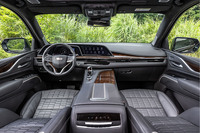 38インチの巨大なOLEDディスプレイが目をひくインストゥルメントパネルまわり。装備はまさに至れり尽くせりで、巨大なセンターアームレストの下には、冷蔵・冷凍庫まで備わる。