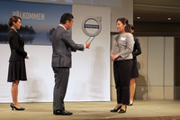 木村社長より表彰状を受け取るボルボスタジオ青山の鈴木裕美さん。