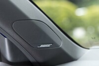 BOSEのプレミアムサウンドシステムも標準装備。カーナビなどもすべて標準装備のため、メーカーオプションで選べるのはボディーカラーのみ。