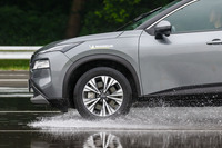 70km/hからのフルブレーキングで、新品と残溝が2mmのタイヤとの制動距離を比較。前者は平均19.4m、後者は平均25.5mという結果であった。写真は残溝が2mmの「プライマシーSUV＋」を装着した車両。