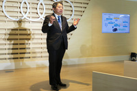 「アウディ浜松」を運営する、サーラカーズジャパンの坂爪譲治社長。プロジェクト発足時は、カーボンニュートラル化によって電気代は増えると予想していたが、実際には昨今の業務用電力の高騰もあり、15～20％ほど電気代を抑えられるようになったという。