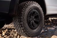「ラプター」に純正装着される「BFグッドリッチALL-TERRAIN T/A」。“オールテレイン”ということで、名前的には「OPEN COUNTRY R/T」よりはマイルド志向と思われるが、それでもトレッドパターンやサイドウオールのデザインはご覧の通り。（写真＝フォード）