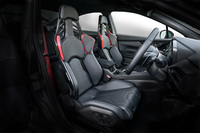 電動8Wayのフロントシートはレカロ製で、カーボンバックレストとナッパレザーの表皮が特徴。「STI」のオーナメント付き本革巻きステアリングホイールや本革のシフトノブ、ピアノブラック調のインパネ加飾、レッドのシートベルトなども採用されている。